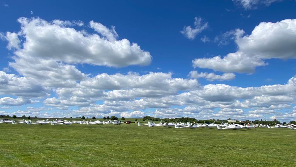Sailplanes waiting to start